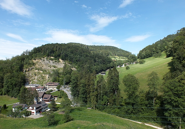 Auf der Fahrt auf die Wasserfallen ist die hiesige Juralandschaft zu bewundern. Im Vordergrund (unten) auch die Liegenschaft «Im Chilchli», auf deren Dach der einstige Glockenturm des Schulhauses von Liedertswil steht. Foto: W. Wenger