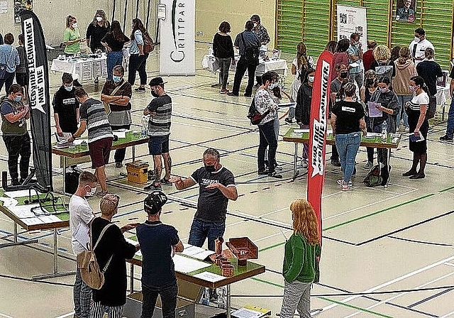 Firmen und KMU-Betriebe gaben Einblick in Berufe.Fotos: zvg

