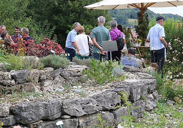 Im Haus- und Selbstversorgungsgarten liessen sich die Besucher inspirieren, diskutierten über Gemüse, Kräuter und Zierpflanzen und stellten der Obergärtnerin Meret Franke 1000 Fragen. Fotos: B. Bentolila