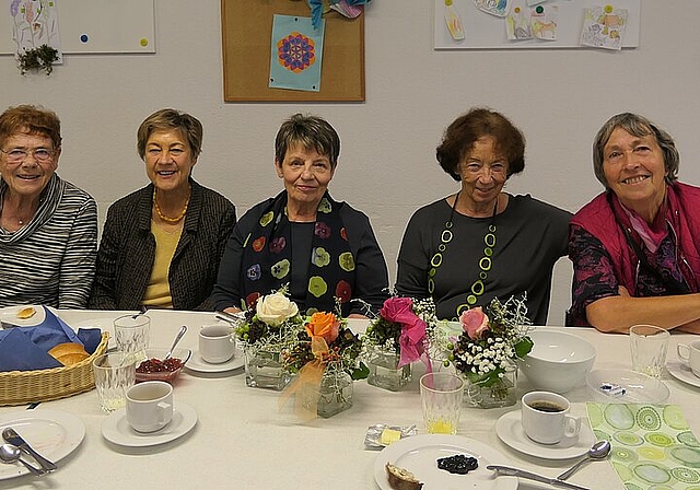 Die anwesenden Initiantinnen und Pionierinnen des damaligen Zyschtigzmorge vor 40 Jahren: v.l. Erika Berner, Brigitte Heckendorn, Marianne Heimgartner, Ruth Koch, Ursula Handschin. Foto: ZVG
