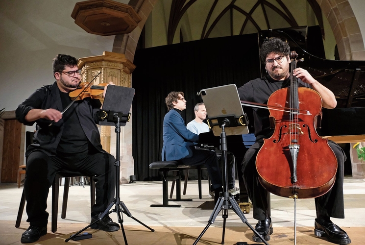 Lucas Debargue spielt sein Stück Trio Nr. 2 mit David Castro-Balbi, Violine, und Alexander Castro-Balbi, Cello.  Lucas Debargue spielt sein Stück Trio Nr. 2 mit David Castro-Balbi, Violine, und Alexander Castro-Balbi, Cello.