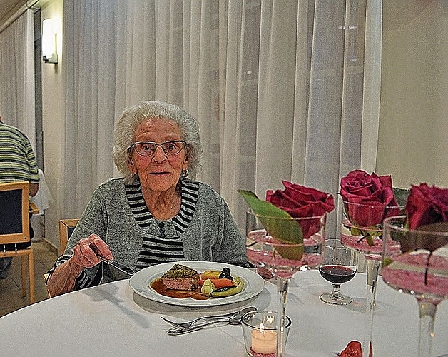 Eine Bewohnerin geniesst das feine Kalbssteak nach Engadiner Art.Fotos: zvg
