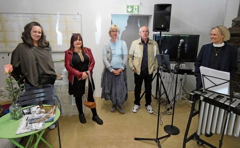 Die vier ausstellenden Kunstschaffenden: Monika Aerni, 
         
         
            Rebecca Anna Aerni, Annette Jetter, Wädu Nützi und 
         
         
            ganz rechts noch Gabriela Grob vom Duo Glasklar, Musikerin (v. l.). Fotos: P. Aenishänslin