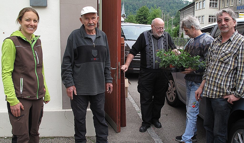 Eine der Arbeitsgruppen nach getaner Arbeit: links Vereinspräsidentin Claudia Tschudin (links) und Projektverantwortlicher René Vogt. Fotos: B. Ermel