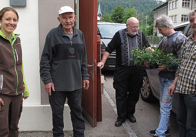 Eine der Arbeitsgruppen nach getaner Arbeit: links Vereinspräsidentin Claudia Tschudin (links) und Projektverantwortlicher René Vogt. Fotos: B. Ermel