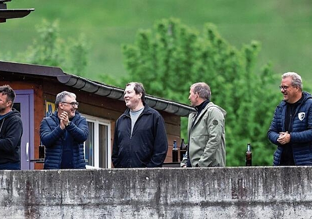 Auch Präsident Hansjörg Regenass (2. v. l.) hatte seine Freude am Auftritt des FCO.