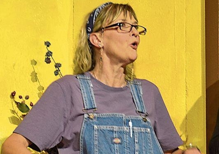 Die neugierige Sandra Boll (Nicole Cannon) läuft zur Höchsform auf.