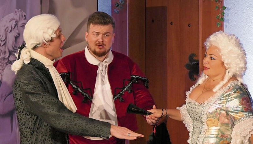 Stanislav Nimchuk (Bass) tritt als Bartolo auf die Haushälterin Marcellina (Tetiana Anisimova, Sopran). Der Bariton Mykyta Burtsev aus der Ukraine als Star des Abends in der Rolle des Figaros (mitte) Fotos: Pier-Giuseppe Cacciatori