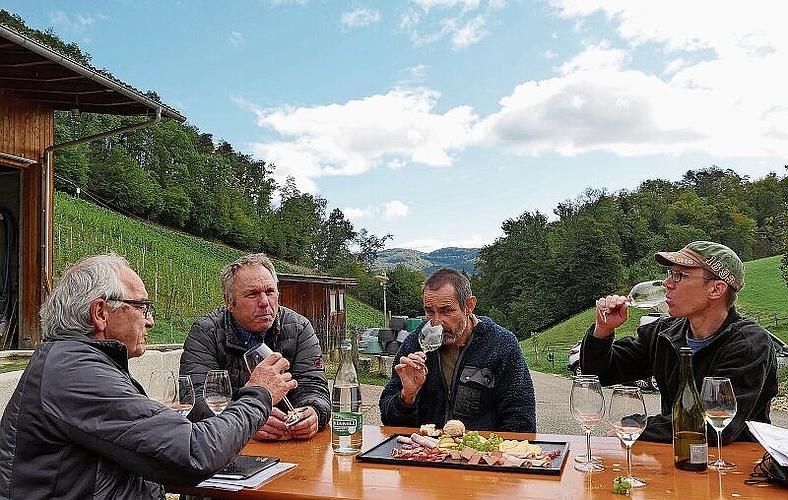 Degustation durch die Experten: Michael Jud, Urs Jauslin, Ueli Bänninger, Thomas Engel (v.l.). Fotos: B. Eglin
