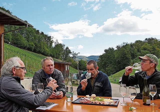 Degustation durch die Experten: Michael Jud, Urs Jauslin, Ueli Bänninger, Thomas Engel (v.l.). Fotos: B. Eglin
