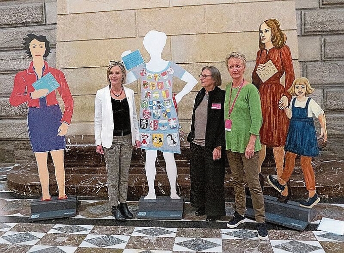 Eine einzigartige Kunstausstellung mit Ständerätin Maya Graf, Präsidentin Elfi Thoma und der Oberbaselbieter Künstlerin Heinke Torpus (v.l.).Foto: S. van Riemsdijk