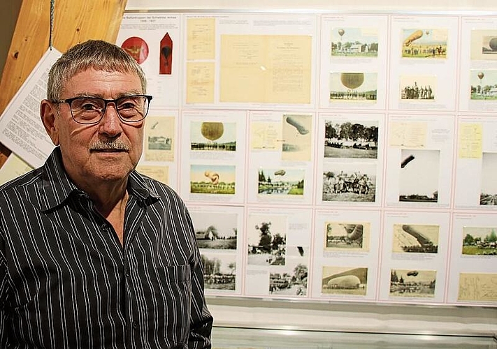 Robert Altherr vor einem Teil seiner Ballontruppen-Sammlung. Fotos: M. Schaffner