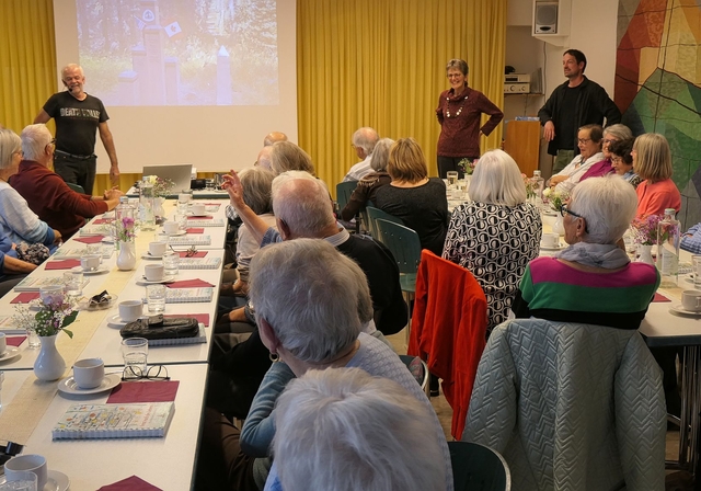 Felix Jehle, Alternsnachmittags-Teamleiterin Lotti Oldani und Pfarrer Samuel Maurer (v.l.n.r.).Foto: U. Handschin