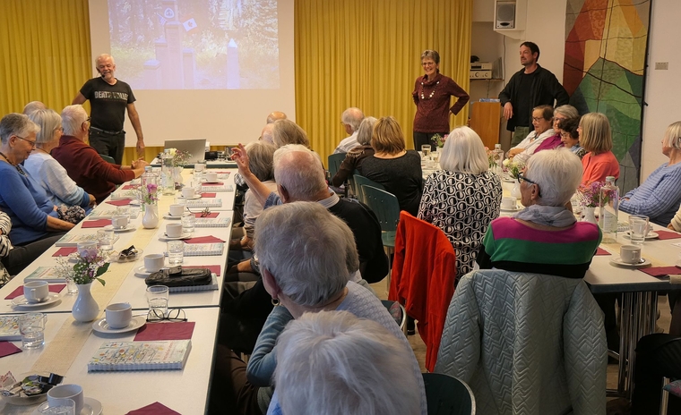 Felix Jehle, Alternsnachmittags-Teamleiterin Lotti Oldani und Pfarrer Samuel Maurer (v.l.n.r.).Foto: U. Handschin