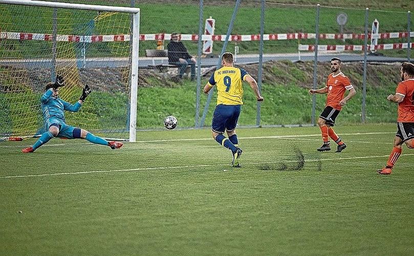 Der entscheidende Schuss zum 1:0 durch Jan Weber.Fotos: M. Herrmann
