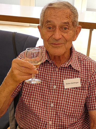 Ein Gläschen in Ehren für den 97-jährigen Walter Dörflinger.