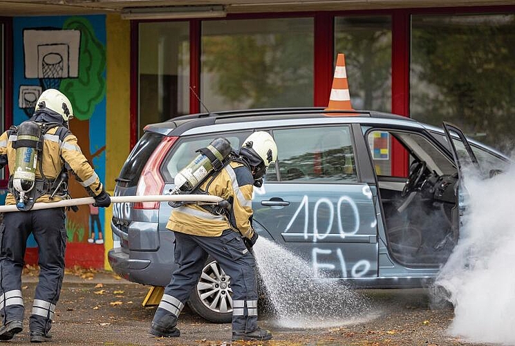 Die Batterie wird durch die Feuerwehr mit Wasser gekÃ¼hlt.