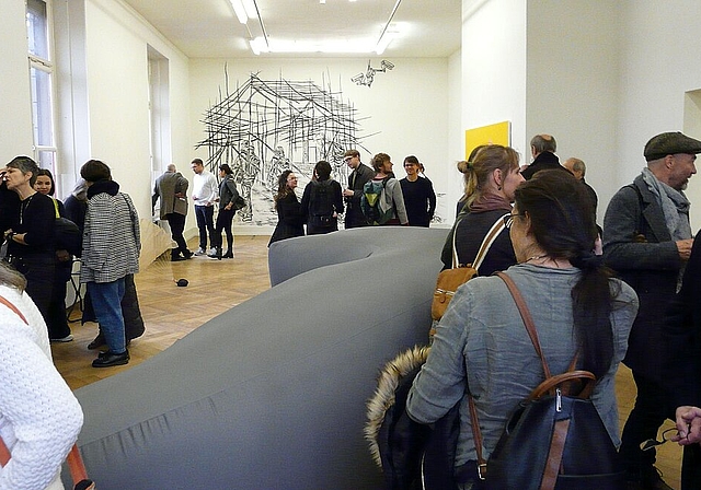 Vernissagebesucher rund um Caroline von Guntens «about that Landescape 1» (2019). Fotos: A. Jegge