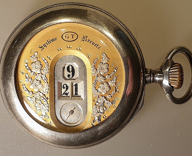 Die Springeruhr G.T – eine um 1885 sehr modern anmutende Uhr mit mechanischer Digitalanzeige.
