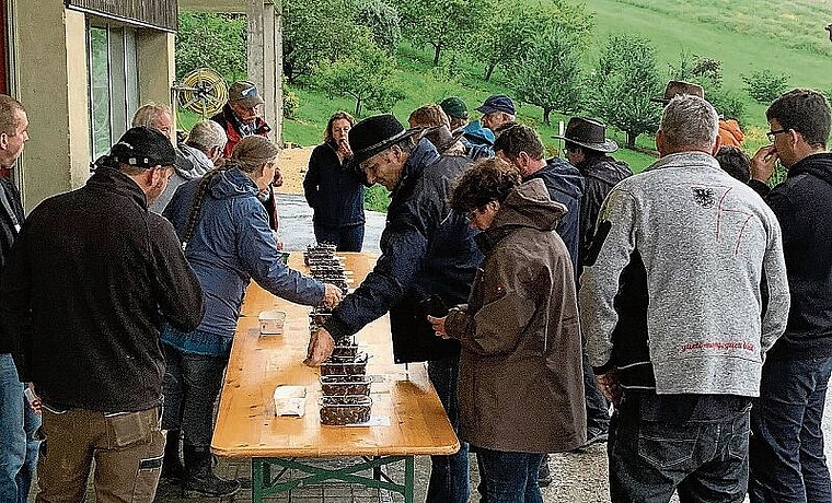 Die Kirschenproduzent/-innen an der Degustation.Fotos: zvg