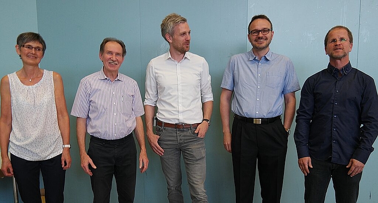 Doris Petermann, Naturheilpraktikerin; Albert Gort, Infostelle Elektrosmog; Adrian Gaugler, Moderator; Marcel Hofmann, Elek-troingenieur, Tobias von Mandach, Sunrise. Foto: E. Gysin