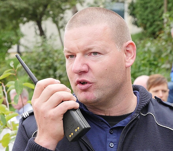 Kommandant Ulrich Roth leitet und kommentiert den Einsatz der Feuerwehr.
