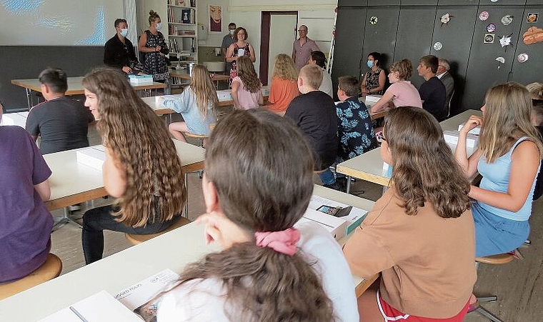 Ein Meilenstein im Bildungswesen des Kantons: flächendeckend die ersten Notebooks in der 1.-Sek-Klasse. Foto: S. van Riemsdijk