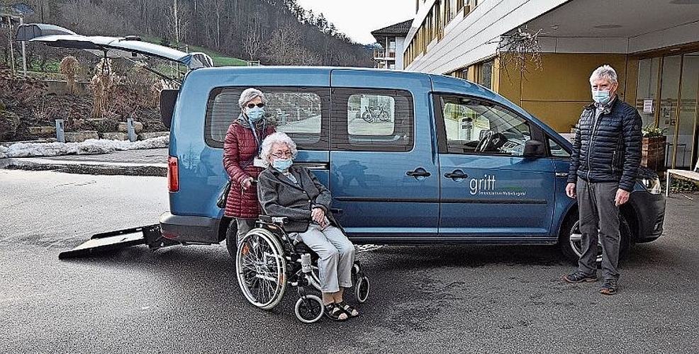 Im Einsatz: Begleiterin Elsbeth Schön, Bewohnerin Gritt und Fahrer Gusti Schaub.
