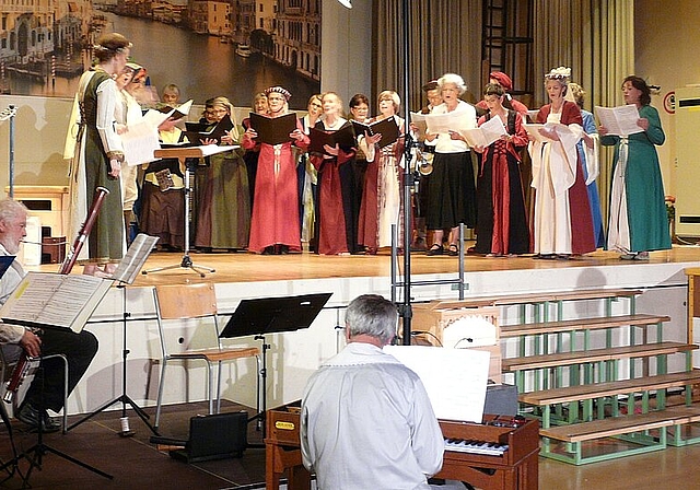 Der Regisseur Sebastian Mattmüller (im Chor in der Mitte) bringt das Ensemble ständig durcheinander. Fotos: A. Jegge

