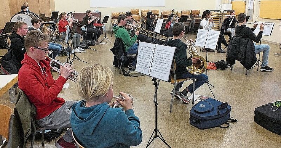 Die Jugendband im Übungslokal in Reigoldswil ist mit Leidenschaft bei der «Arbeit».