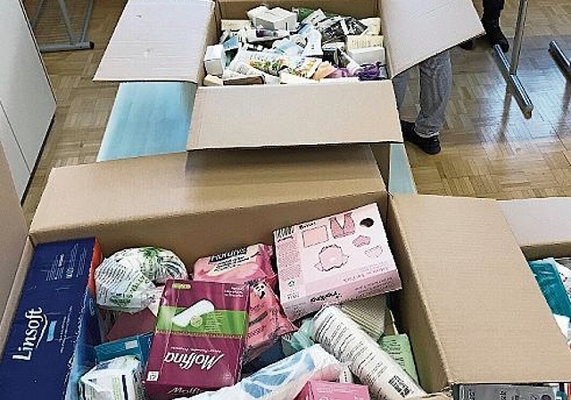 Die Kisten, die das Rote Kreuz Baselland packt, sind nur grob sortiert. Bei der lokalen Verteilung muss alles noch genau geordnet werden, was einiges an Arbeitsaufwand bedeutet. Foto: zvg
