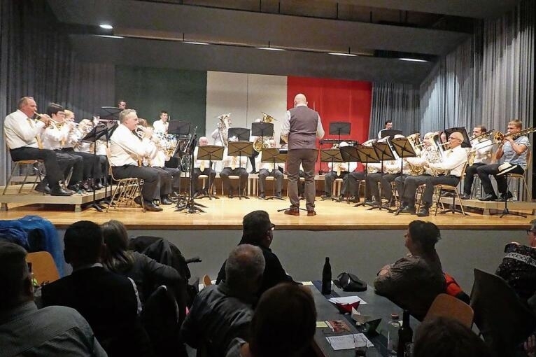 Unter Dirigent Patrik Schlumpf zeigte der Musikverein Niederdorf sein Können.
