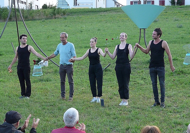 Das Theaterensemble mit dem Künstler vor seinem Werk. Fotos: A. Jegge
