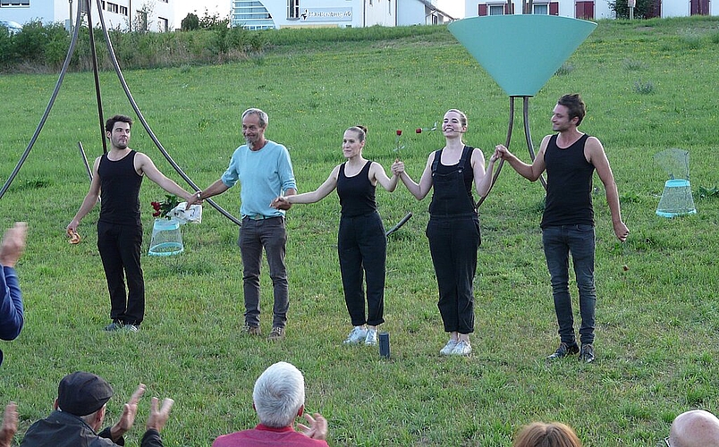 Das Theaterensemble mit dem Künstler vor seinem Werk. Fotos: A. Jegge
