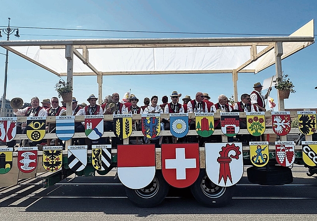Wagen mit den Jodlern des Jodlerklubs Spitzeflüeli Waldenburg.Fotos: E. Bachmann