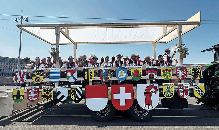 Wagen mit den Jodlern des Jodlerklubs Spitzeflüeli Waldenburg.Fotos: E. Bachmann
