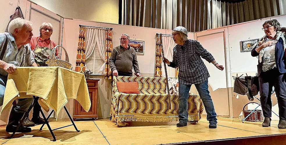 Die Nachbarin verfolgt den Metzger, die Bühne bebt … Fotos: E. Bachmann