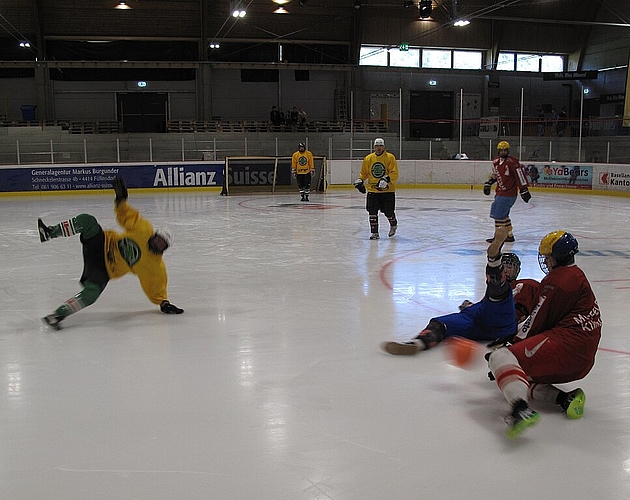 Zum Gaudi der Zuschauer glänzten die Eisfussballer mit allerlei Stürzen.