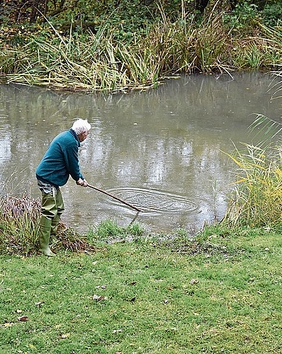 Hans Jörg Müller beim putzen des «Zwüscheflüe-Weihers».
