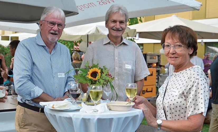 Ehemaliger BLKB-Leiter Kurt Tschopp (l.) mit seiner Ehefrau Antoinette und Alex Bärtschi, ehemaliger Präsident KMU Waldenburgertal im Gespräch. Fotos: B. Reinhard