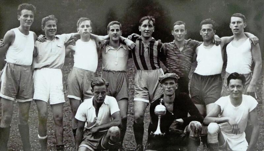 FC Seltisberg mit Torhüter Walter Salathe (vordere Reihe Mitte) im Jahr 1935.