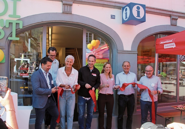 Das neue Besuchszentrum an der Rathausstrasse 30 ist eröffnet. Von Links: Stadtpräsident Daniel Spinnler; Martin Scheller, Besuchszentrum; Beatrice Rieder, Liestal Tourismus; Michael Kumli, Baselland Tourismus; Marion Ernst, Zentrums-Managerin; Ste