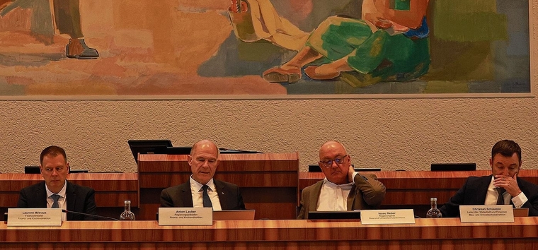 Anton Lauber (2. v. l.) erklärt die Kantonsfinanzen. Foto: B. Eglin