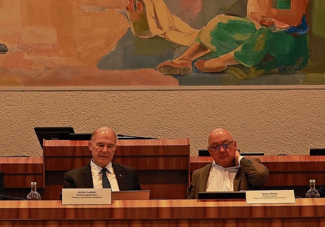 Anton Lauber (2. v. l.) erklärt die Kantonsfinanzen. Foto: B. Eglin
