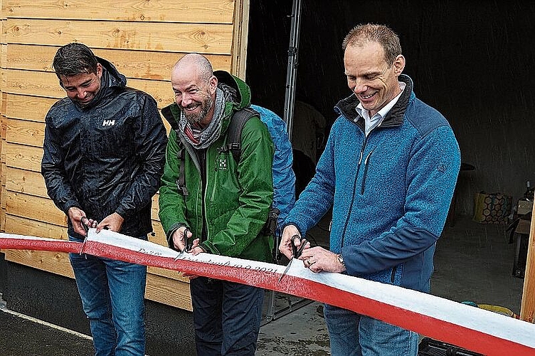 Simon Hohl, Präsident BNV, Jan Rönn, Vogelwarte Sempach und Martin Furler eröffnen den Neubau formell (v.l.)Fotos: E. Gysin