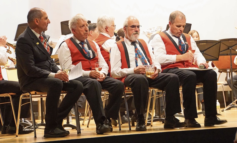 Peter Schäublin und Hanspeter Thommen geniessen ihr Gratulationsstück.