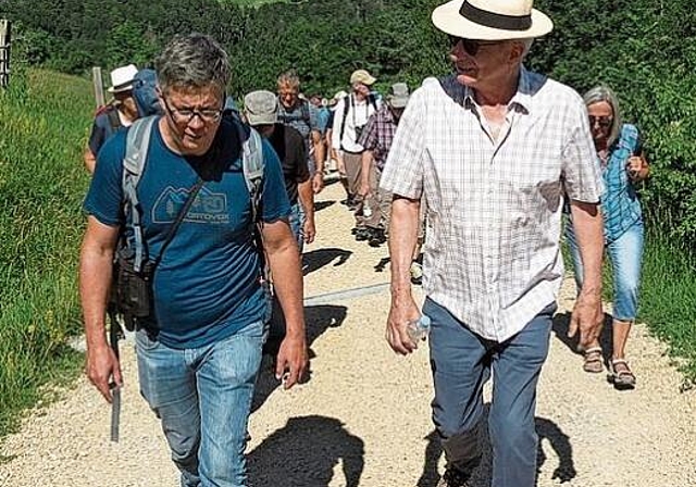 Lukas Merkelbach und Hans-Rudolf Sutter führen die interessierte Gruppe auf der Begehung an (v.l.).