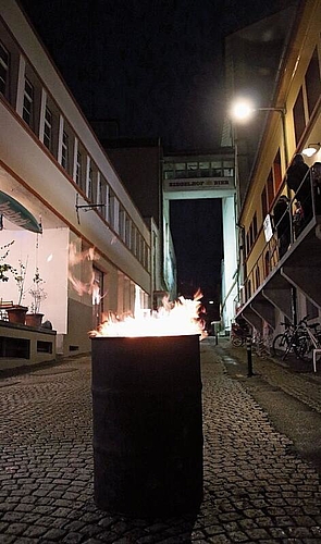Die Meyer-Wiggli-Strasse als stimmungsvoller «Lichtblicke»-Begegnungsort im Ziegelhof-Areal: Auf der linken Seite befinden sich die Boulderhalle «Hebdi», die Spielweltenfabrik und das Aleppo Take Away, auf der rechten Seite die Alte Brau-stube, das «Hilmig» und der «Kulturplatz für Ball und Bier».