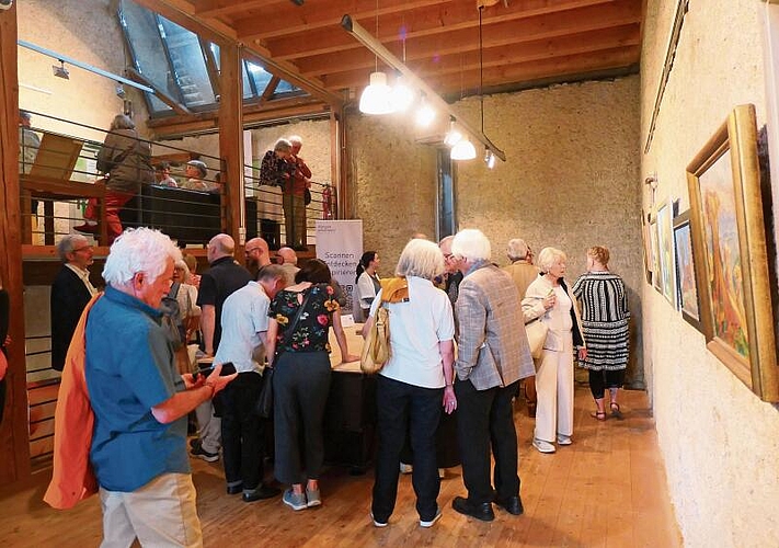 Eine gewaltige Besuchermenge interessierte sich für die Vernissage und Ausstellung «Pümpin emotional» im Jundthuus.