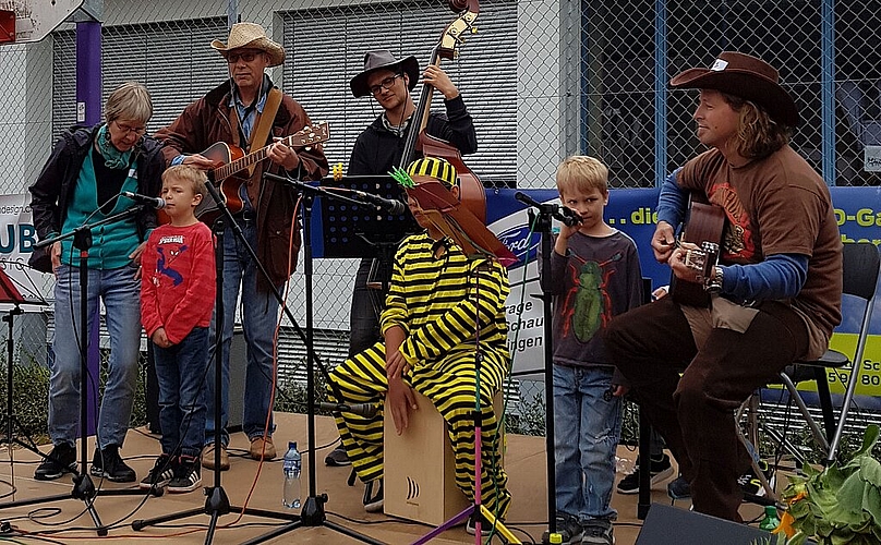 Die Hausband «Die wilden Vier», unterstützt mit den kleinen Sängern Leon und Aron.
